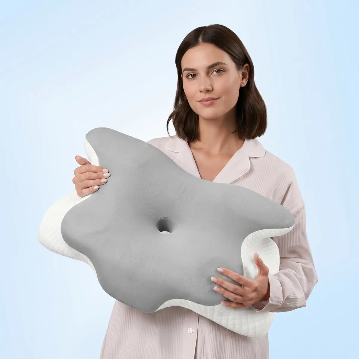 Frau schläft friedlich auf dem ergonomischen Schmetterlingskissen von The Sleepr